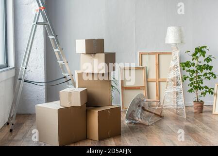 Empty room with packed stuff Stock Photo - Alamy