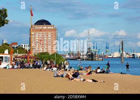 Deutschland, Hansestadt Hamburg, Övelgönne an der Elbe.Elbstrand an der Strandperle. Stock Photo