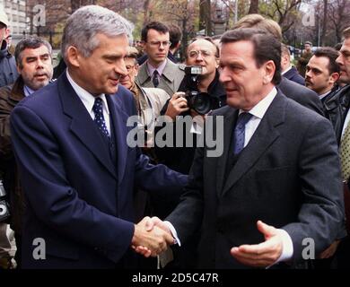 Polish Prime Minister Jerzy Buzek (R) shakes hand with German Federal Chancellor Gerhard Schroeder before their meeting in Warsaw, November 5. Schoeder is on his first visit to Poland since he was made Chancellor.  PK/SB