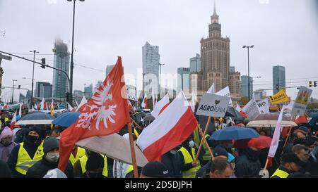 Warschau, Polen 13.10.2020 - Protest der Bauern Handsirene ausgelöst Alarm.  Hochwertige Fotos Stockfotografie - Alamy