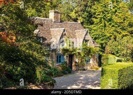 Typical Cotswold stone architecture - Shepherds Cottage in the Cotswold village of Temple Guiting, Gloucestershire UK Stock Photo