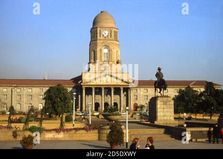 City Hall, Preorius Square, city cemtre, Pretoria, Gauteng Province, South Africa 1981 with statue of Andries Pretorius in front Stock Photo