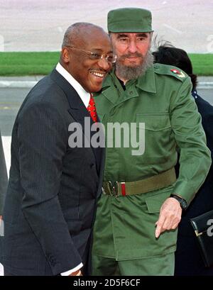 Cuban President Fidel Castro (R) greets his counterpart from Surinam, Jules Albert Wijdenbosch in Havana, 11. Wijdenbosch is on a three day visit to the island to visit historic and economic venues Stock Photo - Alamy