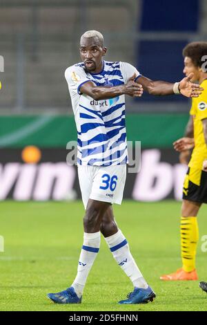 Wilson KARNAVUAKA (DU), whole figure, whole body (whole body), gesture, gesture with both arms; Soccer DFB Pokal 1st round, MSV Duisburg (DU) - Borussia Dortmund (DO) 0: 5, on September 14, 2020 in Duisburg/Germany. | usage worldwide Stock Photo