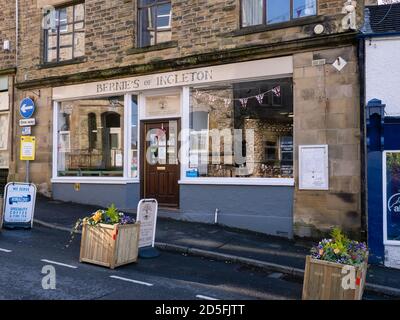 08.09.2020 Ingleton, North Yorkshire, UK. Bernies cafe in IOngleton. Ingleton is a village and civil parish in the Craven district of North Yorkshire, Stock Photo