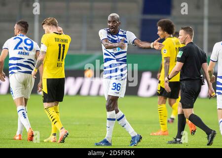 Wilson KARNAVUAKA (DU, Wed.), whole figure, whole body (whole body), gesture, gesture with both arms; Soccer DFB Pokal 1st round, MSV Duisburg (DU) - Borussia Dortmund (DO) 0: 5, on September 14, 2020 in Duisburg/Germany. | usage worldwide Stock Photo