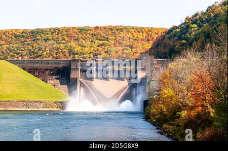 Kinzua Dam from which the Allegheny River flows from in Warren County, Pennsylvania, USA Stock Photo