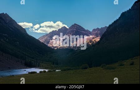 Classic view of the Maroon Bells and Maroon Lake, Aspen, Colorado, USA Stock Photo