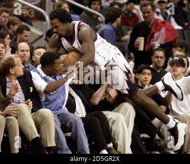 Washington Wizards forward Charles Oakley (L) commits a flagrant foul on  Toronto Raptors guard Vince Carter during first half NBA action in Toronto  October 30, 2002. REUTERS/Peter Jones PJ Stock Photo - Alamy