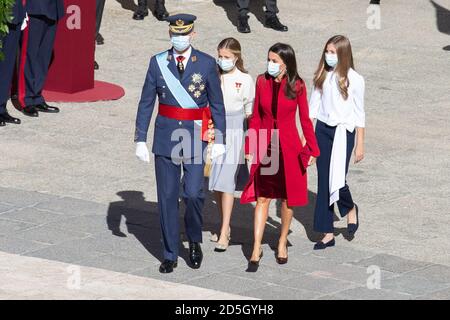 (10/12/2020) Spain's King Felipe VI (L) and Queen Letizia (2nd-R), accompanied by their daughters Asturias Princess Leonor (2nd-L) and Infanta Sofia (R). This year the event is a tribute of those fighting against Covid-19 chaired by Spain's Royal Couple and attended by the entire government and representatives of all branches of government. To avoid crowds, the traditional military parade in Madrid and the subsequent reception of the King and Queen at the Royal Palace have been suspended. (Photo by Beatriz Durán Balda/Pacific Press/Sipa USA) Stock Photo