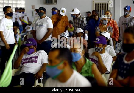 Valencia, Carabobo, Venezuela. 13th Oct, 2020. Caption:October 13, 2020. Group of people attending the political event where Javier Bertucci, former presidential candidate and leader of the political party Alliance for Change, participates in the swearing in of the candidates for the different electoral circuits of the National Assembly for the state of Carabobo in the elections of next Decembe. In Valencia, Carabobo, Venezuela - Photo: Juan Carlos Hernandez Credit: Juan Carlos Hernandez/ZUMA Wire/Alamy Live News Stock Photo