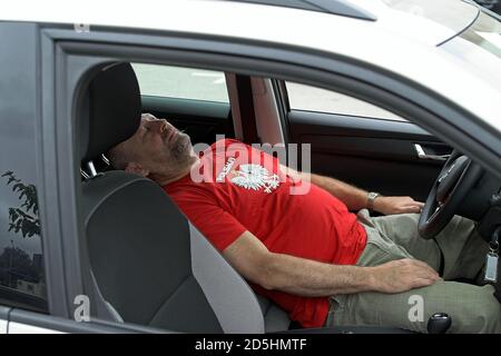 Schlafen im auto hi-res stock photography and images - Alamy