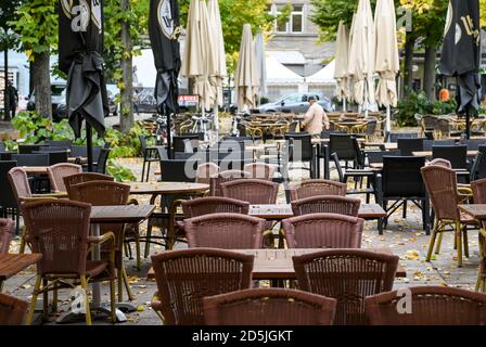 Berlin, Germany. 13th Oct, 2020. Unoccupied chairs of various open-air cafes and restaurants in Tauentzienstraße. Missing guests due to corona-related restrictions are causing the restaurateurs some trouble. Credit: Jens Kalaene/dpa-Zentralbild/ZB/dpa/Alamy Live News Stock Photo