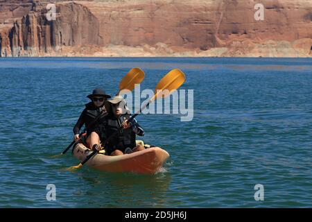 Lake Powell, Arizona, USA. 13th Aug, 2020. Kayakers enjoys Lake Powell scenery. Lake Powell is a man-made reservoir on the Colorado River in Glen Canyon National Recreation Area and straddles 2 western states Utah and Arizona. It is a major vacation spot, stretching from the beginning of the Grand Canyon in Arizona to southern Utah, Glen Canyon National Recreation Area is graced with scenic views, unique geology and 10,000 years of human history. Activities include boating, fishing, hiking. Lake Powell, is the second largest man made lake in the United States, and is a premier boating destina Stock Photo