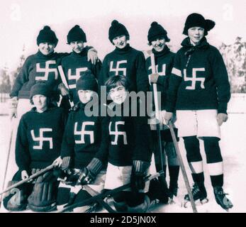 Retro photo of the Fernie Swastikas ice hokey team. Canada. 1920 The Fernie Swastikas were a women's hockey team that was formed in 1922 in Fernie, Br Stock Photo