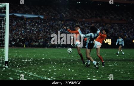 Mario Kempes Argentina (back to camera) scores his second goal Stock Photo