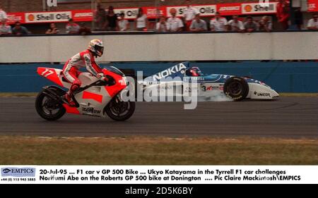 20-Jul-95 ... F1 car v GP 500 Bike ... Ukyo Katayama in the Tyrrell F1 car challenges Norifumi Abe on the Roberts GP 500 bike at Donington Stock Photo