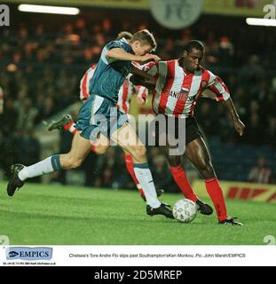 Paolo Di Canio of Sheffield Wednesday (left) shoots at goal before  Newcastle United's Darren Peacock (right) can make a tackle Stock Photo -  Alamy