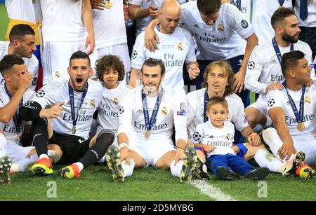 Real Madrid’s Gareth Bale, centre, lifts the trophy after beating ...