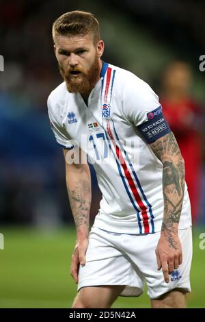 Iceland team captain Aron Gunnarsson | Redhead men, Euro 2016, Captain