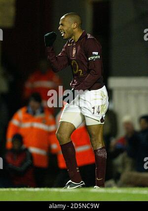 Arsenal's Thierry Henry celebrates scoring the 3rd goal against Portsmouth Stock Photo