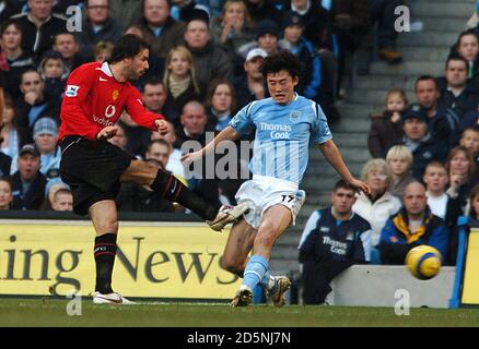 Manchester United's Ruud  van Nistelrooy scores to make it 2-1 Stock Photo