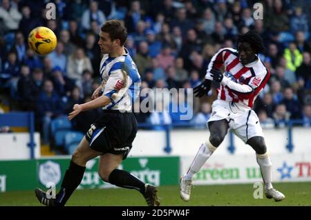 Sheffield United's  Ade Akinbiyi scores the second goal against Sheffield Wednesday Stock Photo