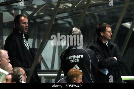 Newcastle United's caretaker manager Glenn Roeder (r) and Alan Shearer (l) look on during the game against Southampton Stock Photo