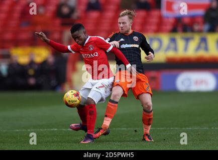 Charlton Athletic's Ademola Lookman (left) and Sheffield United's Mark Duffy Stock Photo