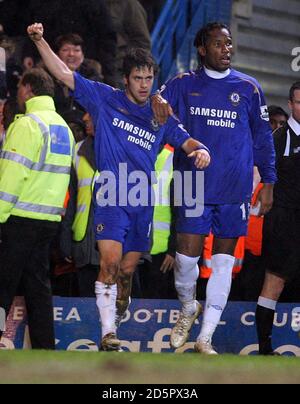 Chelsea's Joe Cole celebrates his goal with Didier Drogba Stock Photo