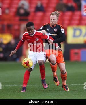 Sheffield United's Mark Duffy with Charlton Athletic's Ademola Lookman (left) Stock Photo
