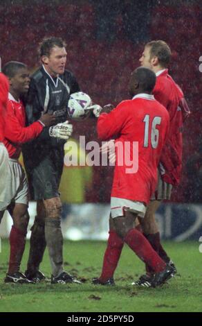 Nottingham Forest goalkeeper Dave Beasant (second left) is congratulated by teammates Des Lyttle (left), Jean Claude Darcheville (second right) and Jon Olav Hjelde (right) after saving the penalty that won the game