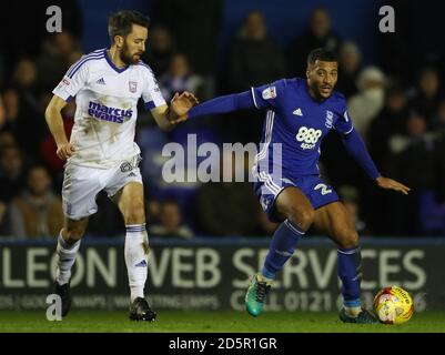 Birmingham City's David Davis holds off Ipswich Town's Cole Skuse  Stock Photo