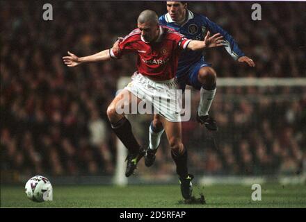 Manchester United's Roy Keane (left) is put under pressure by Chelsea's Gianfranco Zola (right)  Stock Photo