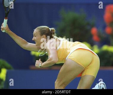 France's Mary Pierce against Russia's Anna Kournikova. Pierce won 6-0, 6-4. Stock Photo