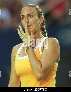 France's Mary Pierce against Russia's Anna Kournikova. Pierce won 6-0, 6-4. Stock Photo