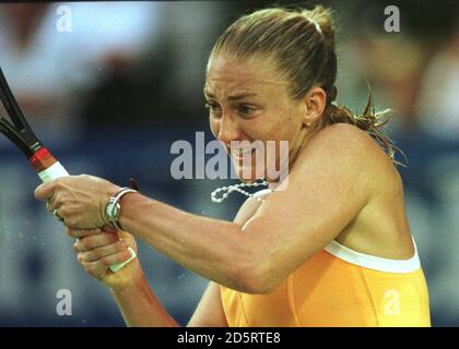 France's Mary Pierce against Russia's Anna Kournikova. Pierce won 6-0, 6-4. Stock Photo