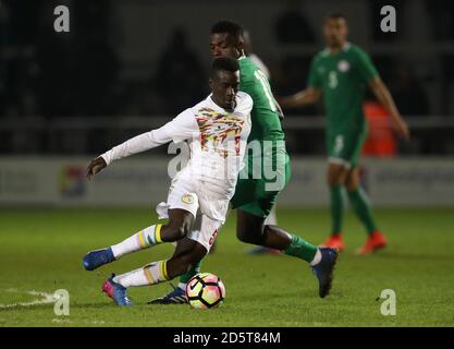 Senegal's Idrissa Gana Gueye (left) in action with Nigeria's John Ogochukwu Ogu Stock Photo