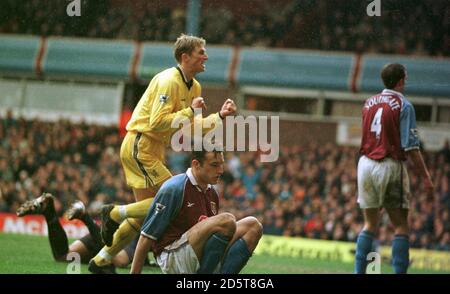 Chelsea's Tore Andre Flo celebrates scoring their opening goal as Riccardo Scimeca looks dejected Stock Photo