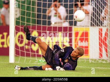 Aston Villa goalkeeper, David James makes one of the  saves in a penalty shoot-out that earnt victory over Ajax and a place in the Gotham Cup Final against Fiorentina Stock Photo