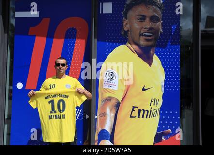 Paris Saint-Germain's fan holding up a shirt with new signing Neymar's name  on prior to the match Stock Photo - Alamy