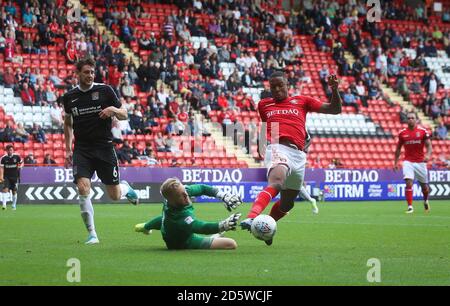 Charlton Athletic's Ezri Konsa goes round Northampton Town goalkeeper David Cornell Stock Photo