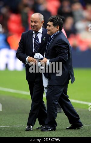 Former footballers Ossie Ardiles (left) and Diego Maradona (right), holding  a Tottenham Hotspur shirt Stock Photo - Alamy