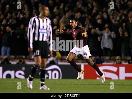 Arsenal's Thierry Henry celebrates scoring the second goal against Juventus Stock Photo