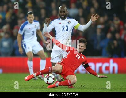 Wales'  Tom Bradshaw (front) and Panama's Felipe Baloy battle for the ball Stock Photo