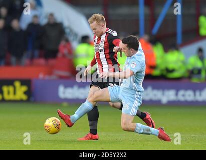 Sheffield United's Mark Duffy battles with Sunderland's George Honeyman (right) Stock Photo