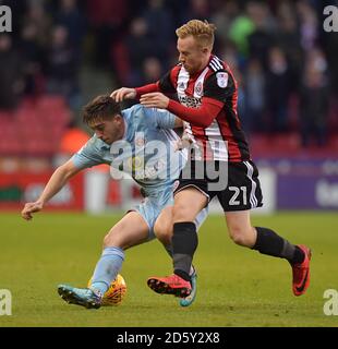 Sunderland's Lynden Gooch (left) battles with Sheffield United's Mark Duffy Stock Photo