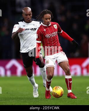 Derby County's Andre Wisdom (left) and Bristol City's Bobby Reid (right) battle for the ball Stock Photo