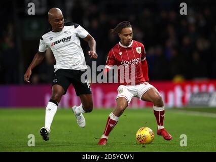 Derby County's Andre Wisdom (left) and Bristol City's Bobby Reid (right) battle for the ball Stock Photo