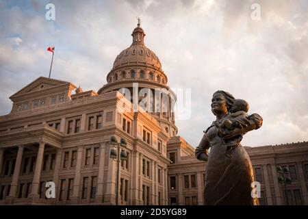 USA, Austin,Statue of a pioneer woman in front of Texas State Capitol, Congress Avenue Stock Photo